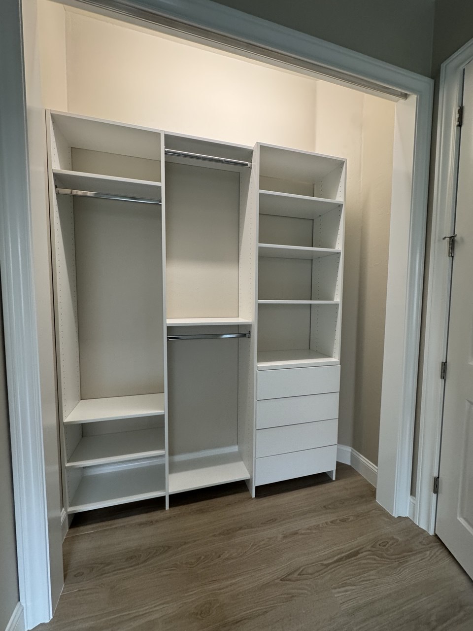 Reach-In Closet 8